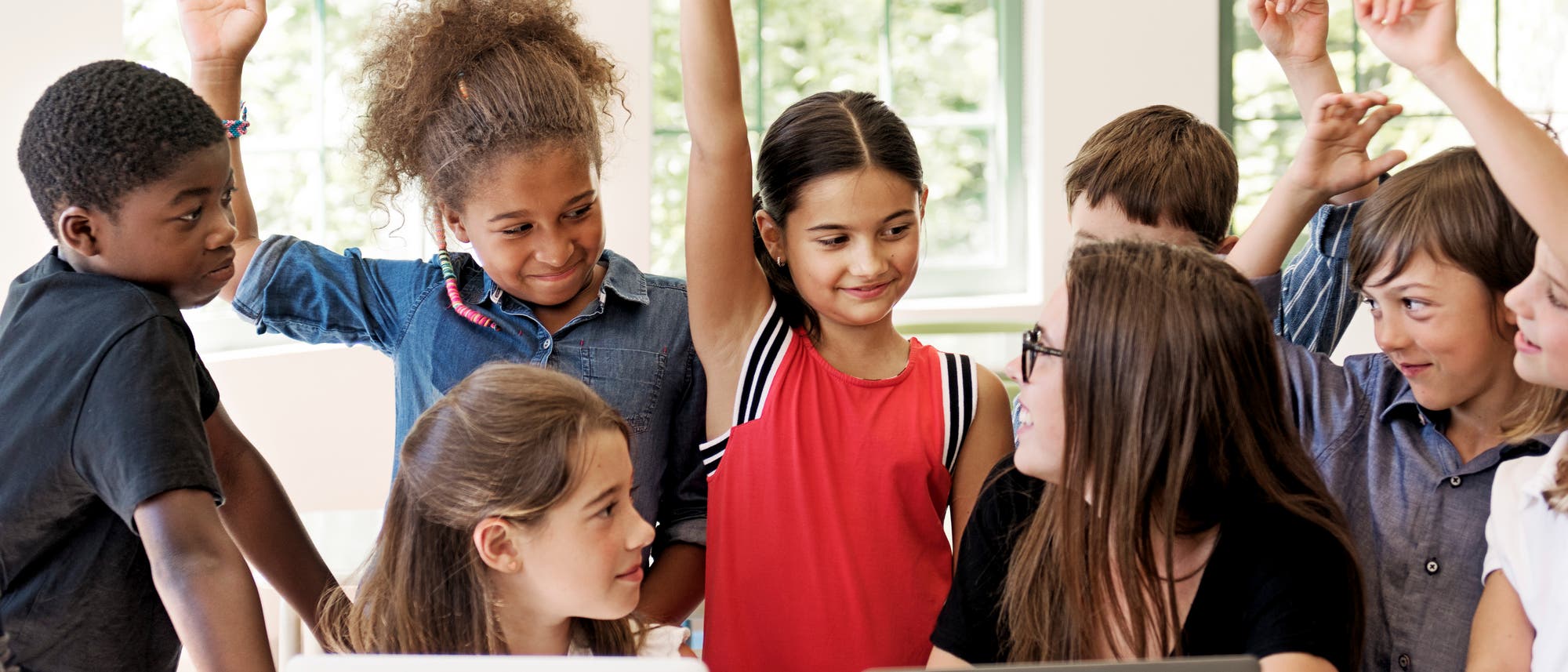 Kinder heben ihre Hände Kinder heben ihre Hände