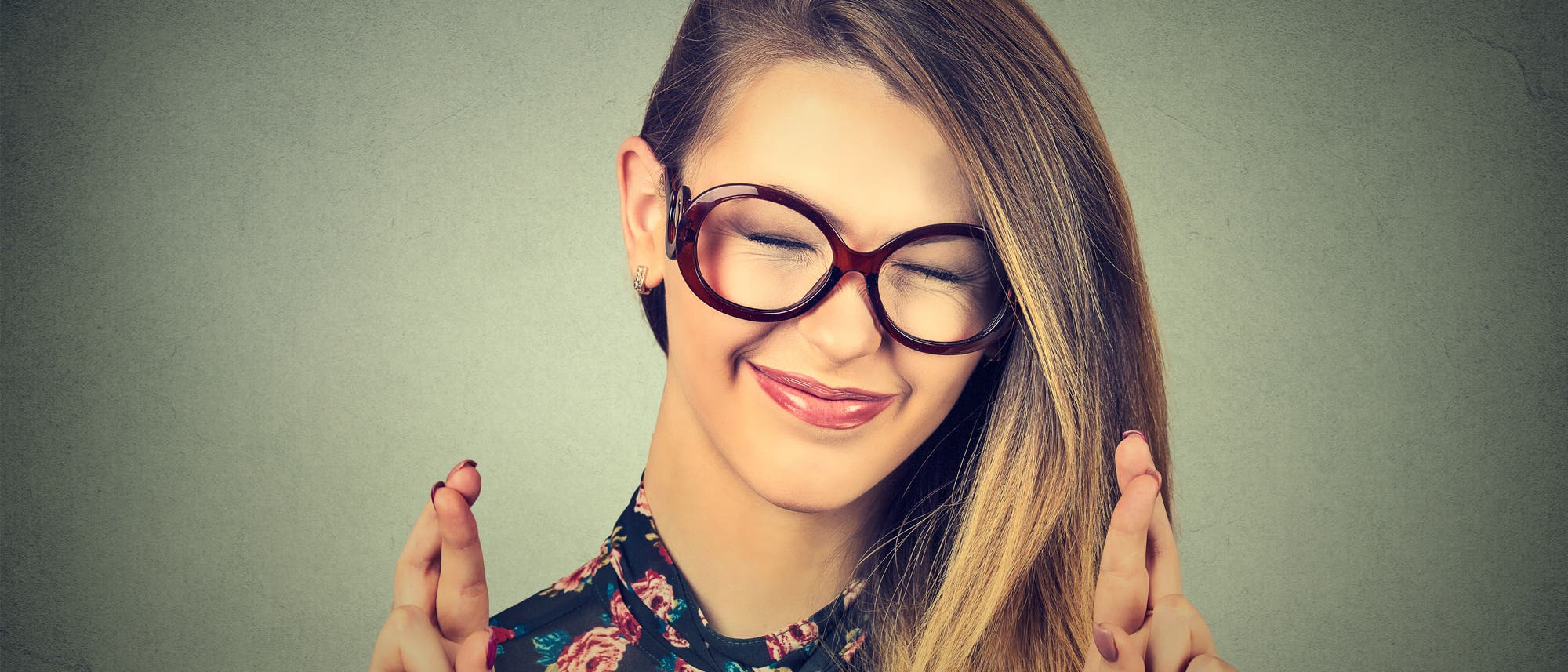 Fingers crossed: Wünscht sich das Mädchen Traumjob, Geld oder Liebesglück? Fingers crossed: Wünscht sich das Mädchen Traumjob, Geld oder Liebesglück?