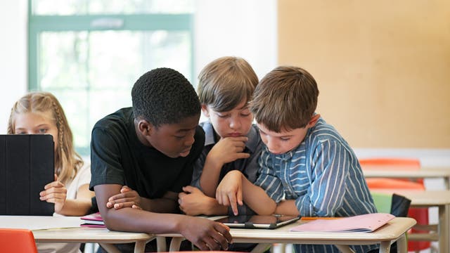 Schulkinder mit digitalem Tablet