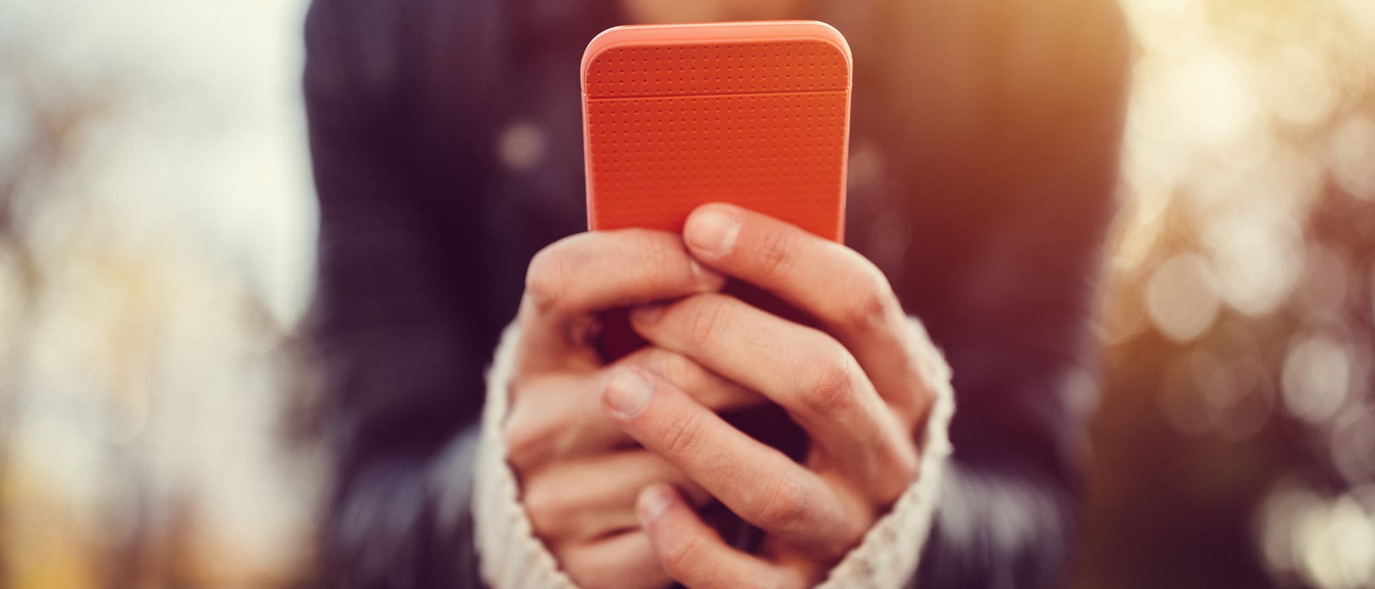 Mensch mit Smartphone Mensch mit Smartphone
