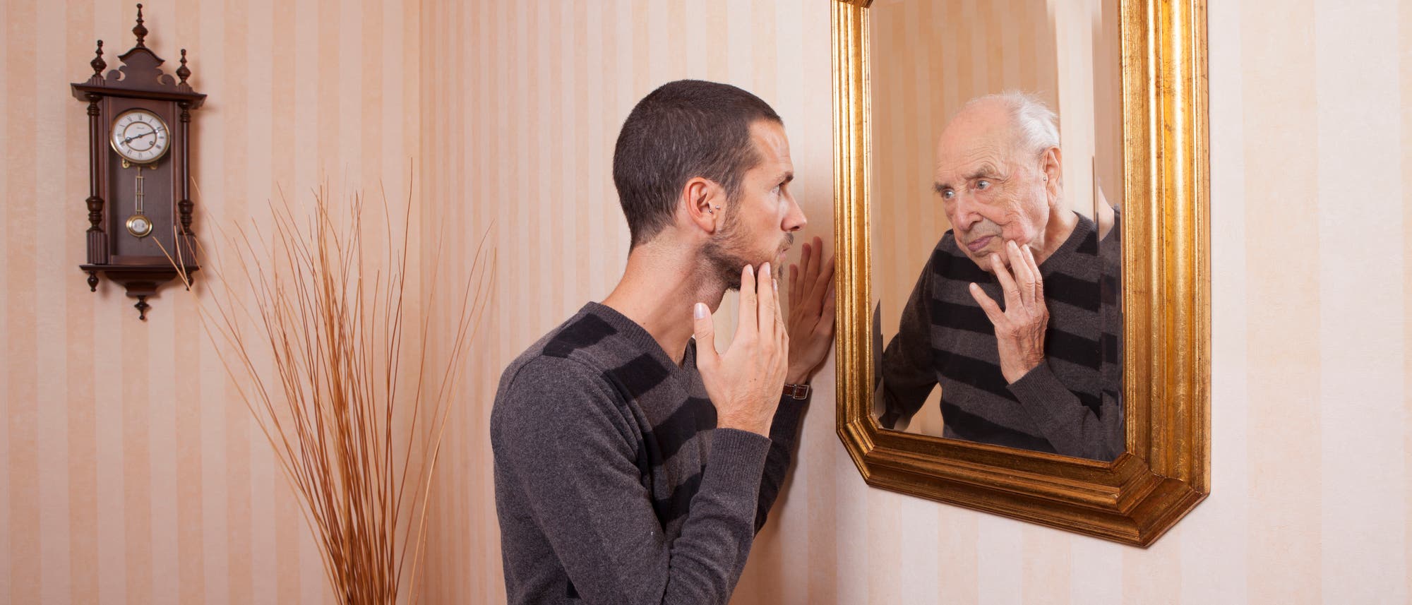 Bin ich wie Opa? Nicht nur das Aussehen erben wir von unseren Vorfahren – auch deren Schicksal kann sich in unserem Verhalten widerspiegeln. Bin ich wie Opa? Nicht nur das Aussehen erben wir von unseren Vorfahren – auch deren Schicksal kann sich in unserem Verhalten widerspiegeln.