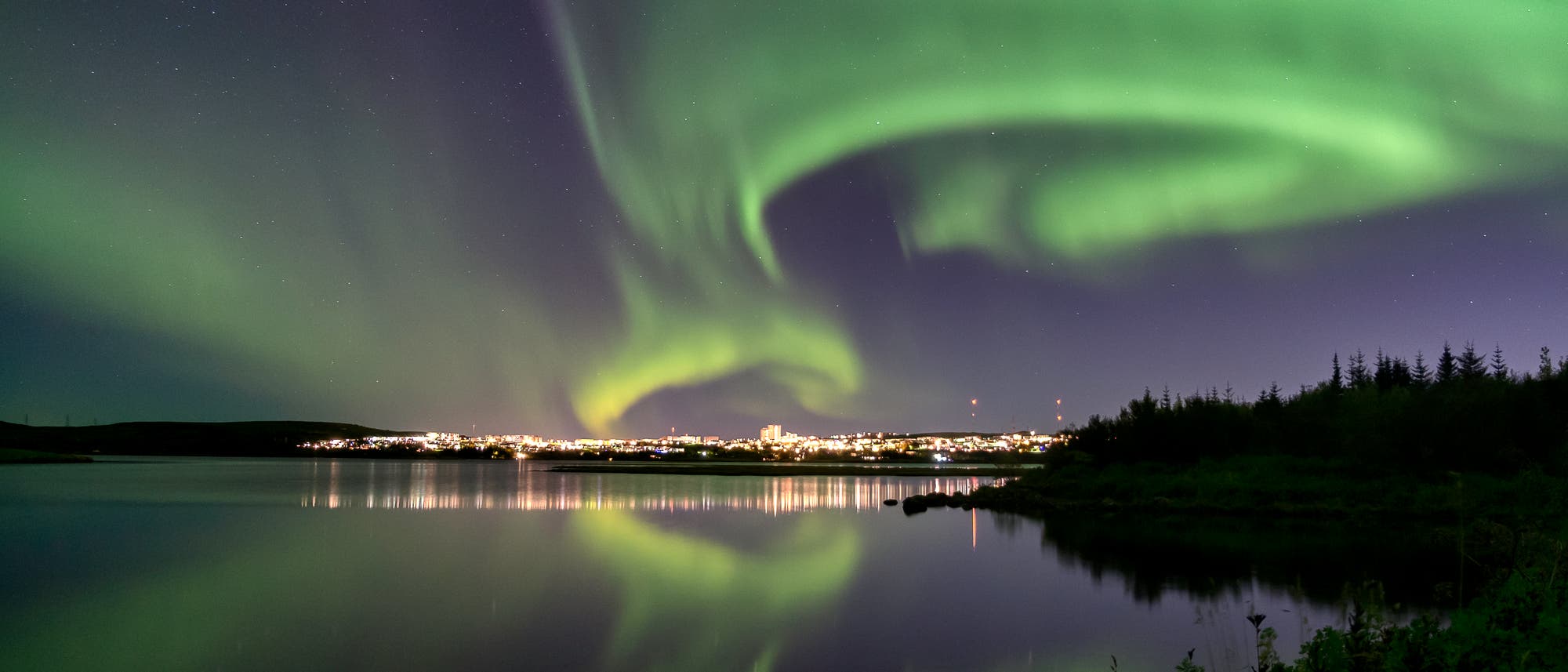 Polarlicht über dem Eillidavatn in der Nähe von Reykjavik in Island. Polarlicht über dem Eillidavatn in der Nähe von Reykjavik in Island.