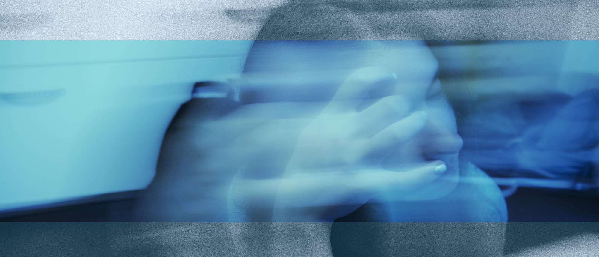 Ein Frau, über der ein verschwommener und blauer Filter liegt, fasst sich ins Gesicht. 