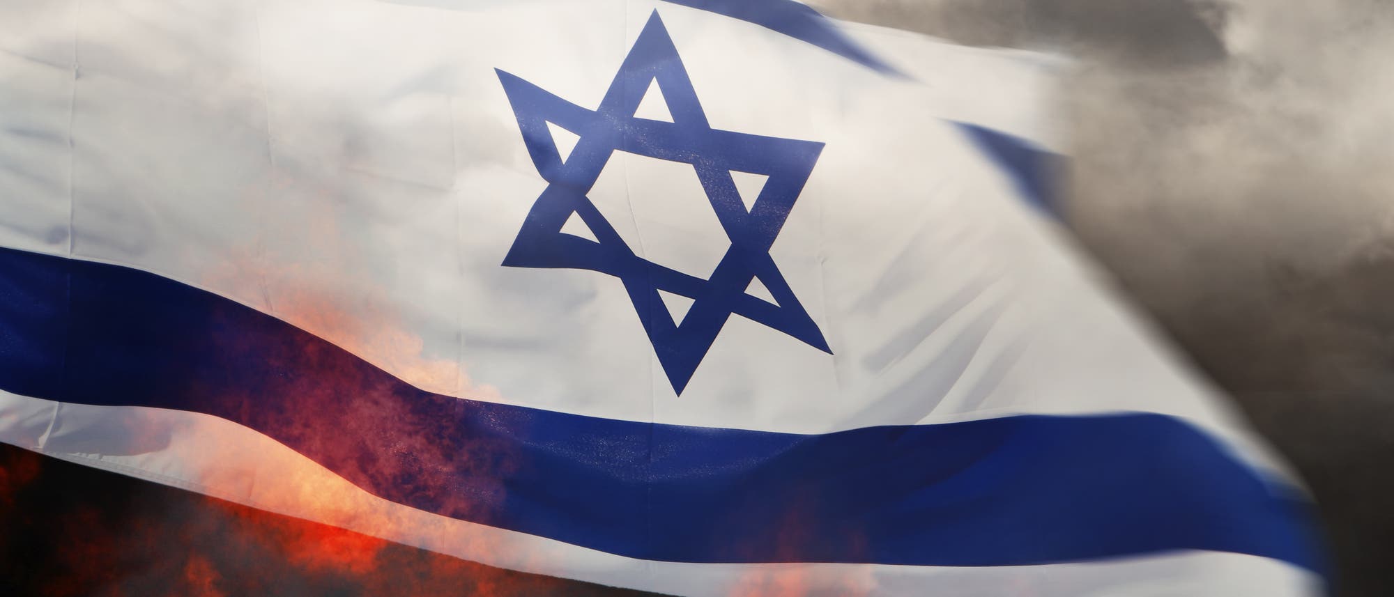 Eine israelische Flagge in Rauch und Flammen Eine israelische Flagge in Rauch und Flammen