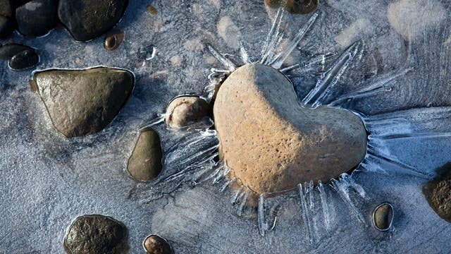 Ein Herz aus Stein, im Eis eingefroren