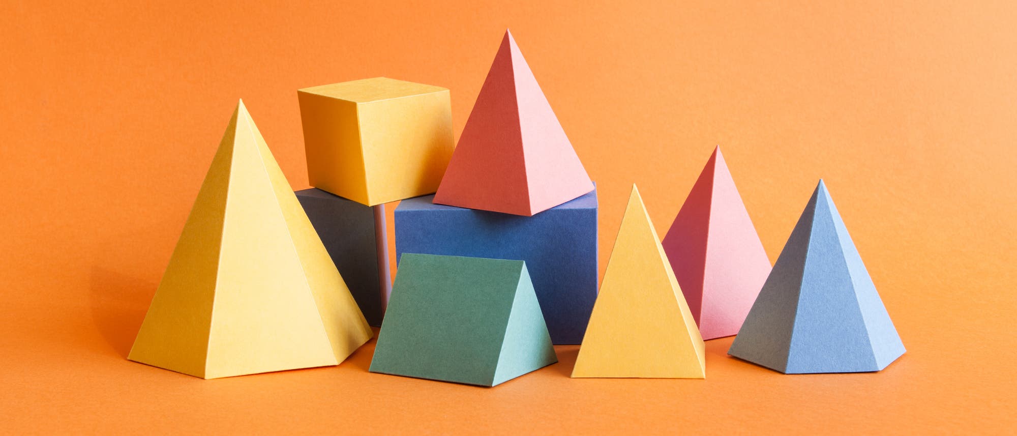 Bunte Geometrische Körper aus Papier gefaltet Bunte Geometrische Körper aus Papier gefaltet