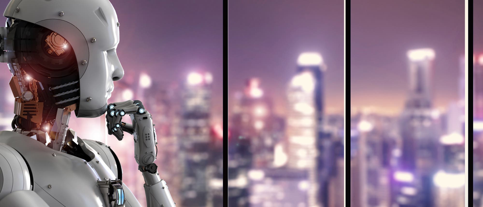 Ein Androide blickt nachdenklich auf eine beleuchtete Skyline hinaus. Ein Androide blickt nachdenklich auf eine beleuchtete Skyline hinaus.