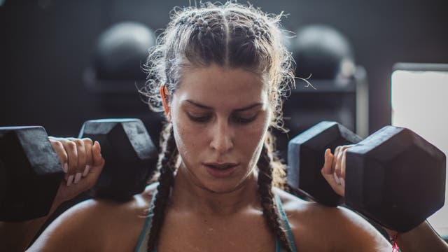 Eine Frau in Trainingskleidung...