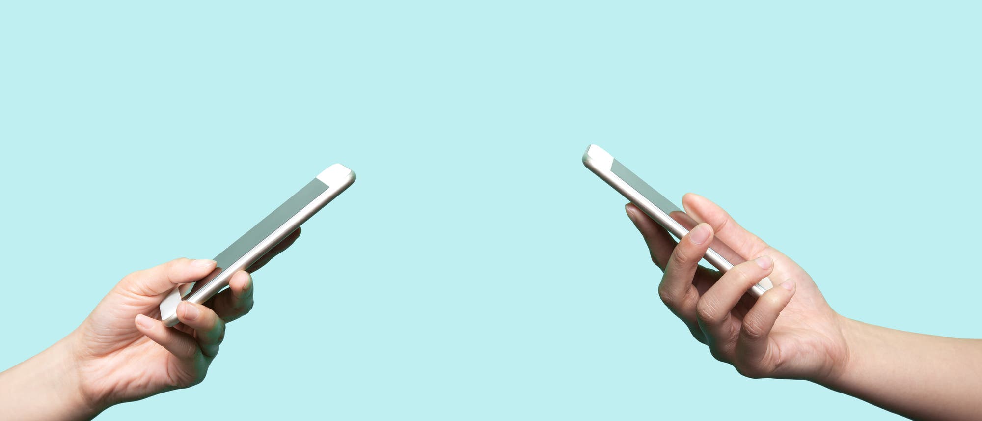 Mithilfe von Bluetooth-Verbindungen und Smartphone-Apps soll die Kontaktnachverfolgung möglich sein, ohne persönliche Daten preiszugeben. Mithilfe von Bluetooth-Verbindungen und Smartphone-Apps soll die Kontaktnachverfolgung möglich sein, ohne persönliche Daten preiszugeben.