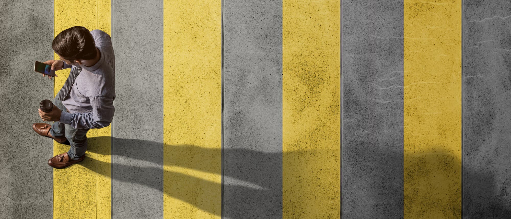 Mann überquert Zebrastreifen Mann überquert Zebrastreifen