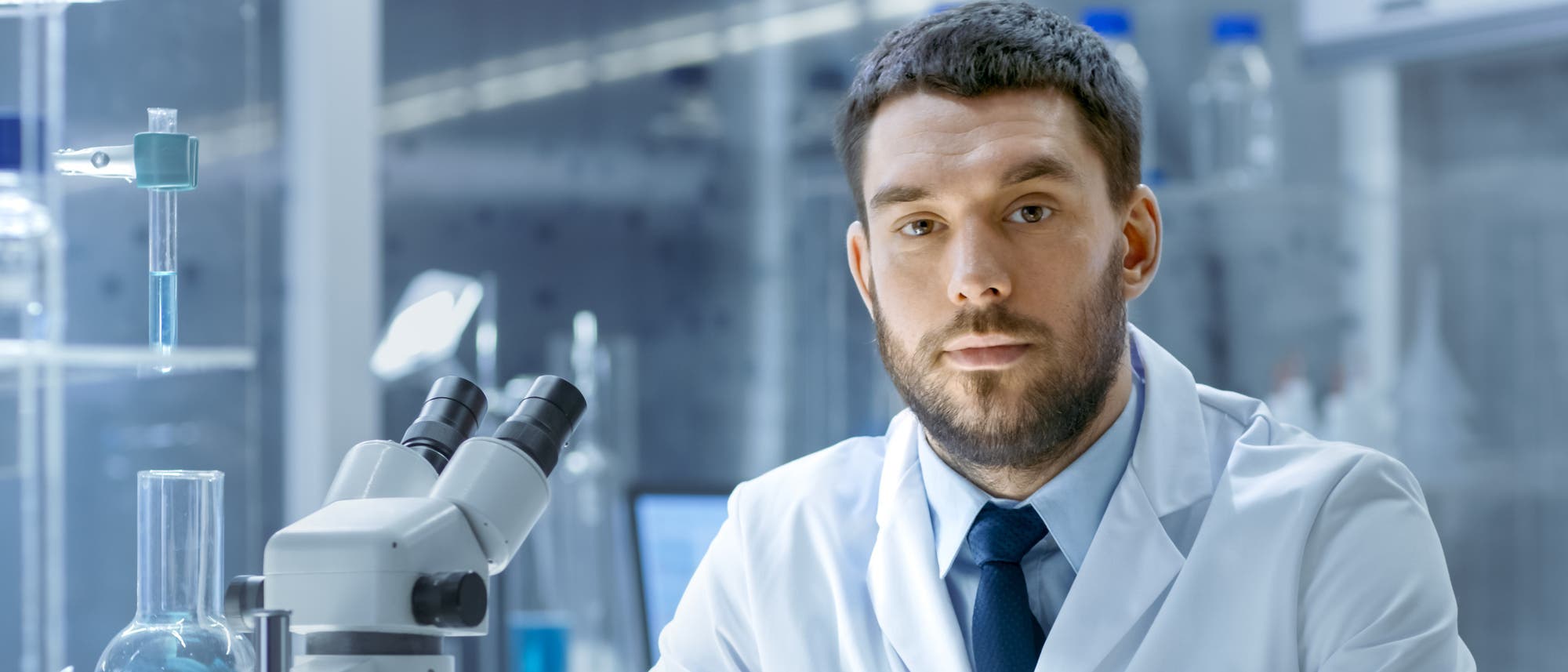 Wissenschaftler vor Mikroskop Wissenschaftler vor Mikroskop