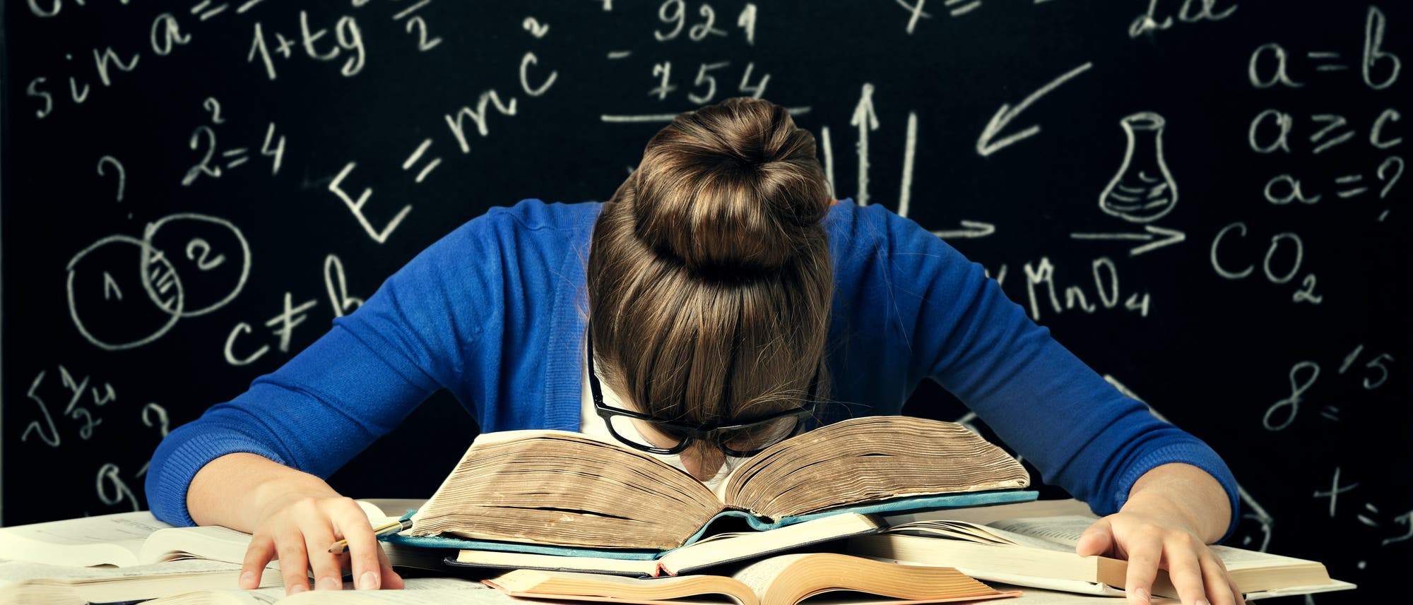 Junge Frau hängt über ihren Büchern Junge Frau hängt über ihren Büchern