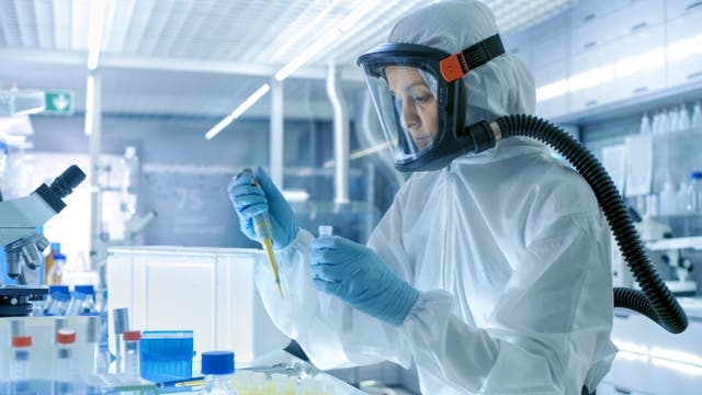 Eine Frau mit Schutzausrüstung im Labor