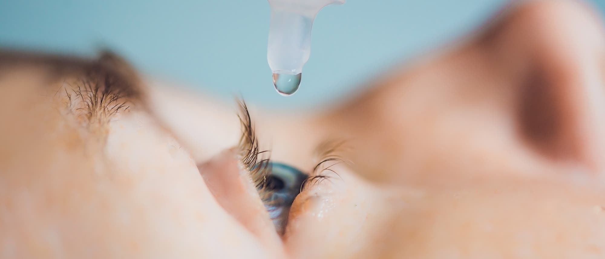 Tropfen mit Hyaluronsäure helfen zuverlässig, die Augen angenehm feucht zu halten. Tropfen mit Hyaluronsäure helfen zuverlässig, die Augen angenehm feucht zu halten.