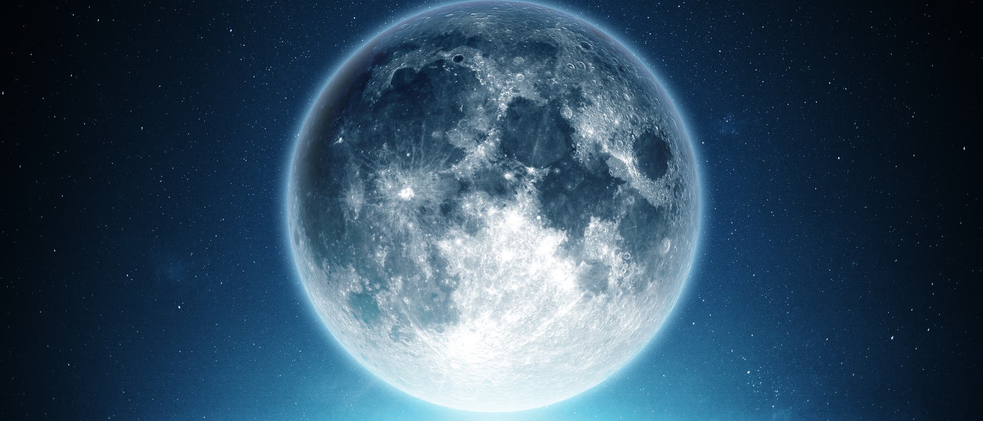 Der Mond über einem Berggipfel. Ich bezweifle, dass das Bild echt ist. Der Mond über einem Berggipfel. Ich bezweifle, dass das Bild echt ist.