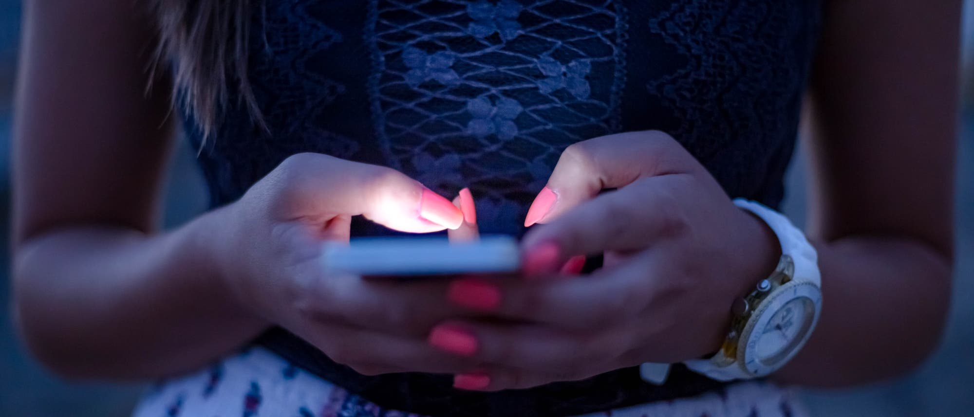 Mensch mit Smartphone Mensch mit Smartphone