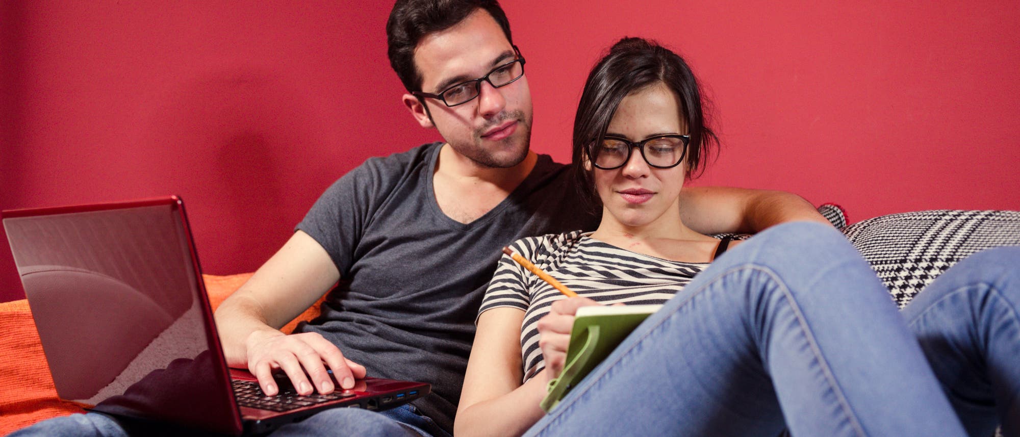 Mann und Frau auf der Couch, lesend Mann und Frau auf der Couch, lesend