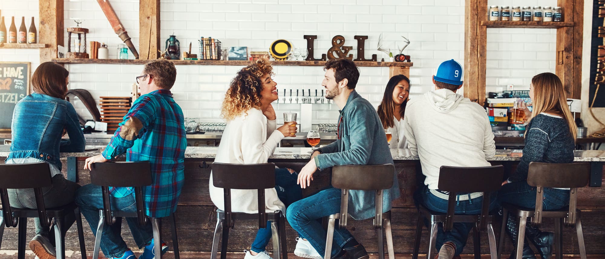 Menschen sitzen an einer Bar und unterhalten sich Menschen sitzen an einer Bar und unterhalten sich