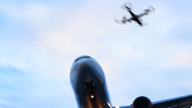 Drohne und landendes Flugzeug 