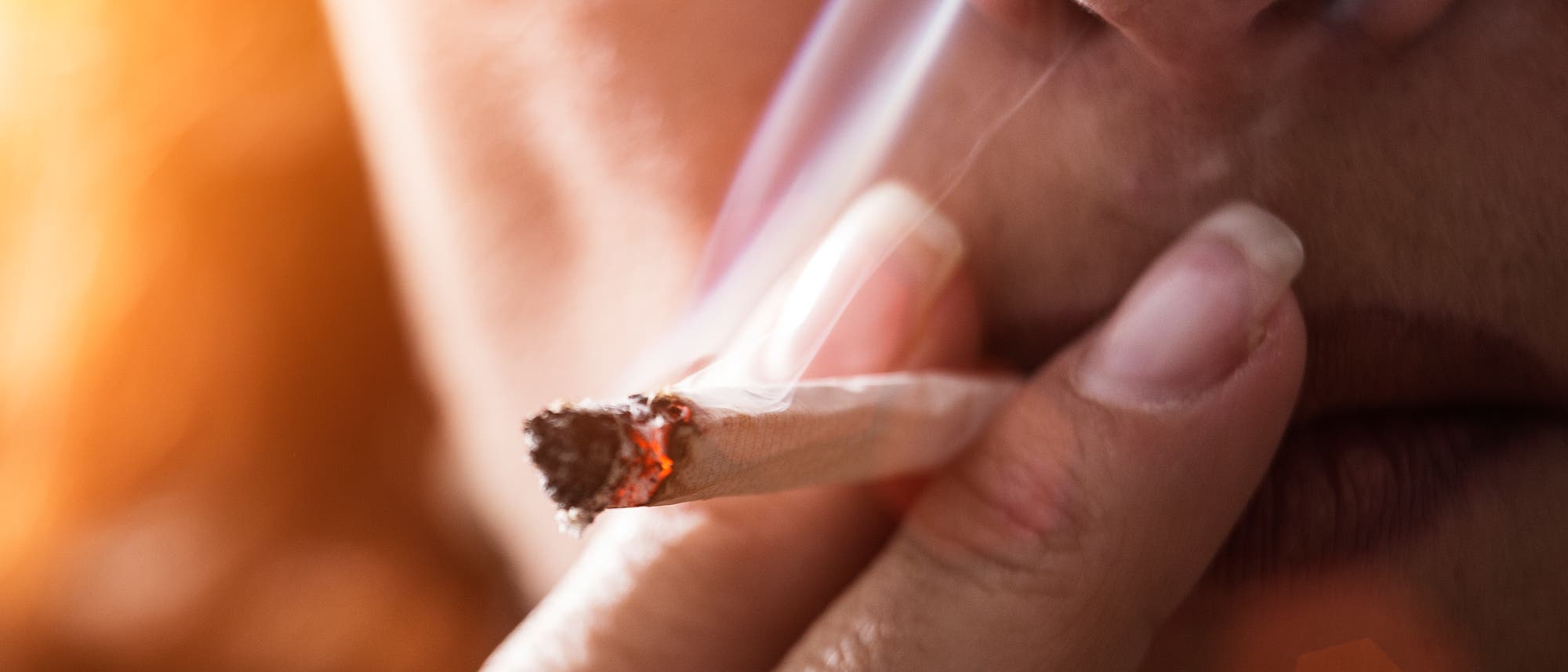 Frau raucht einen Joint Frau raucht einen Joint