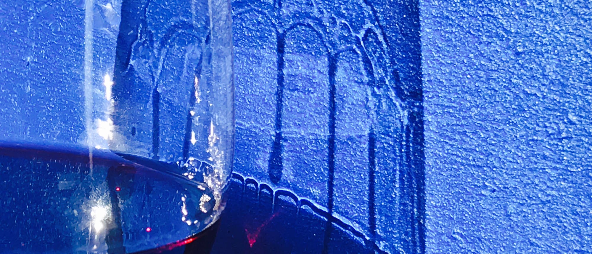 Schatten der Weintränen uf blauem Hintergrund. Schatten der Weintränen uf blauem Hintergrund.