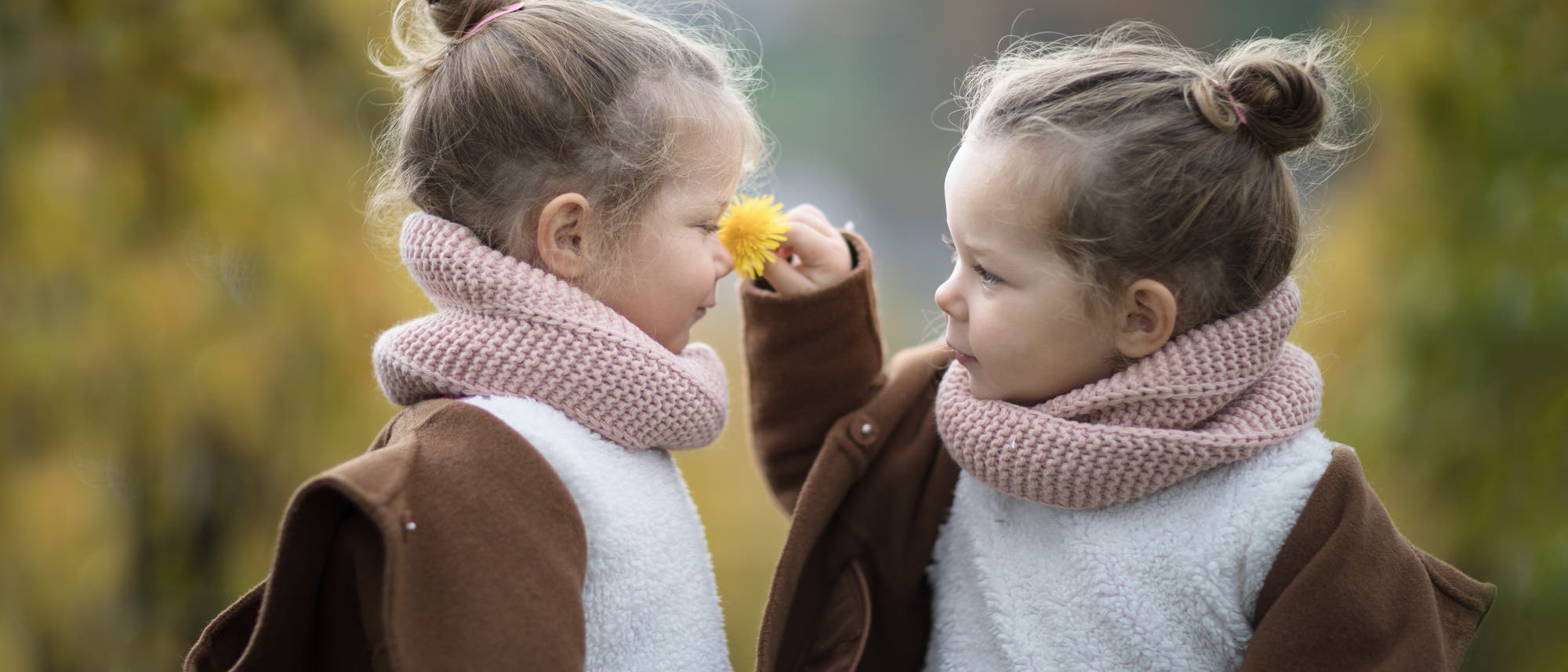 Zwei kleine Mädchen, die sich sehr ähnlich sehen Zwei kleine Mädchen, die sich sehr ähnlich sehen