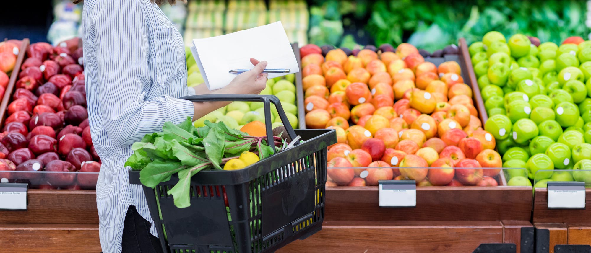 Frau im Supermarkt vor dem Obstregal Frau im Supermarkt vor dem Obstregal