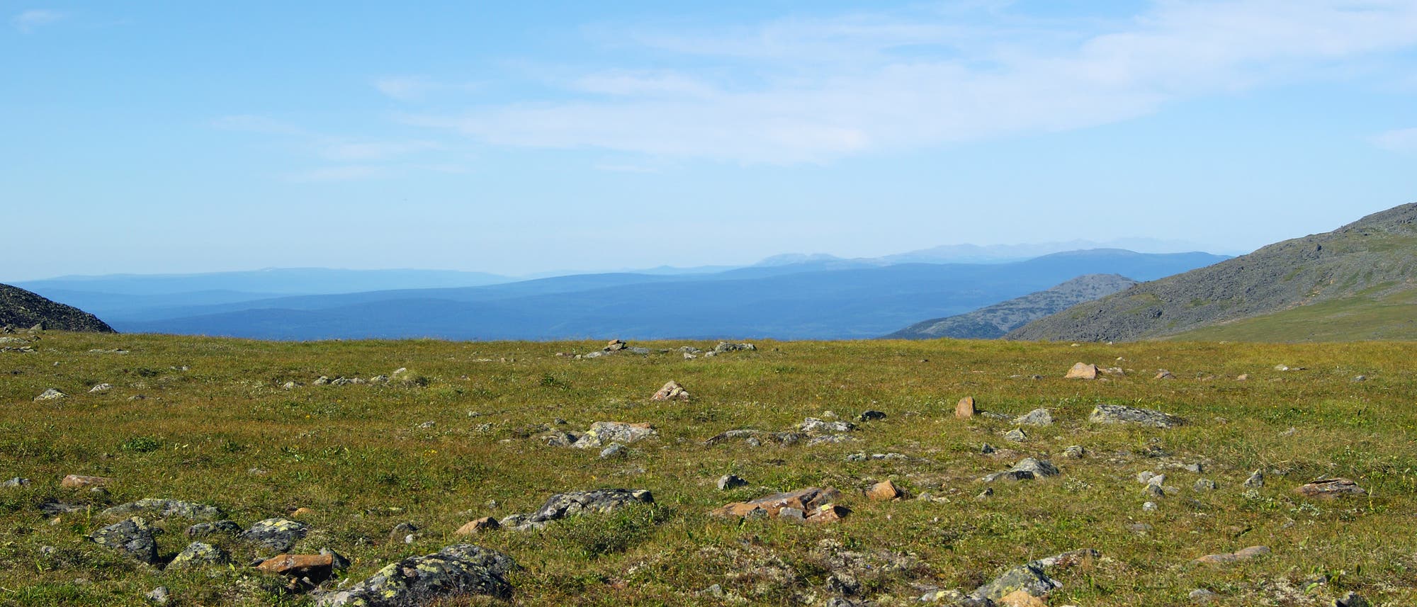 Mangels nennenswerter Bäume hat die Tundra meist einen weiten Horizont. Mangels nennenswerter Bäume hat die Tundra meist einen weiten Horizont.