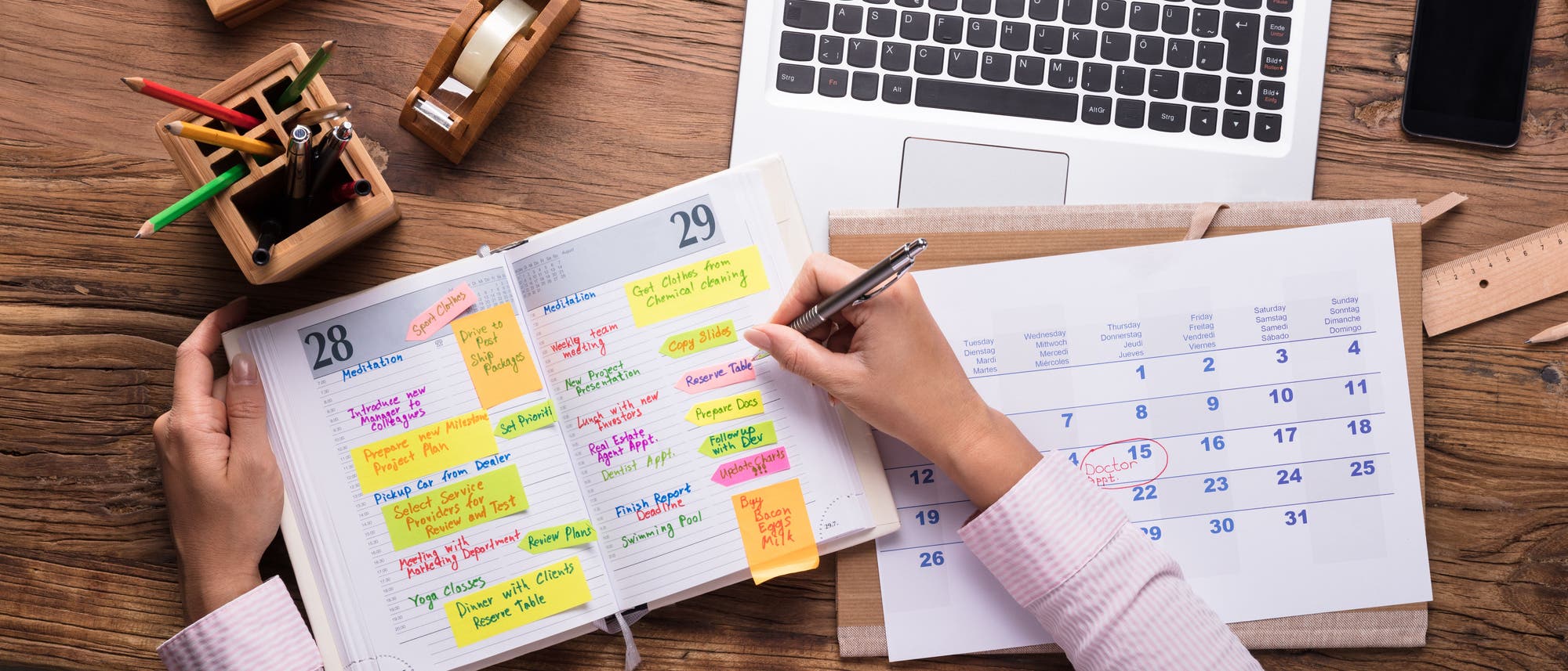 Ein Kalender voller Termine für die Arbeit Ein Kalender voller Termine für die Arbeit