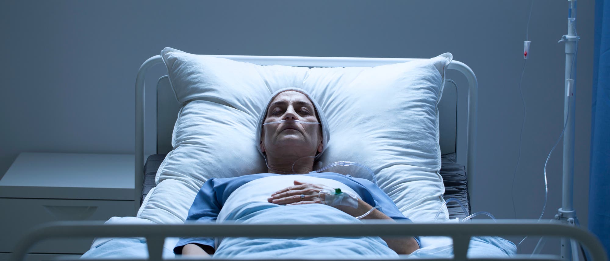 Schwerkranke Frau liegt in Krankenhausbett Schwerkranke Frau liegt in Krankenhausbett