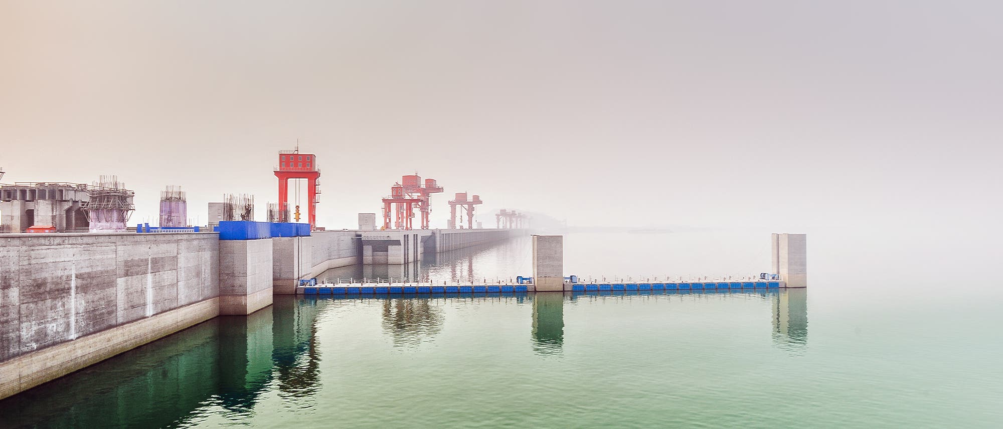 Der durch die Drei-Schluchten-Talsperre entstandene Stausee erstreckt sich bis weit nach dem 500 km entfernten Hafen von Chongqing. Der durch die Drei-Schluchten-Talsperre entstandene Stausee erstreckt sich bis weit nach dem 500 km entfernten Hafen von Chongqing.