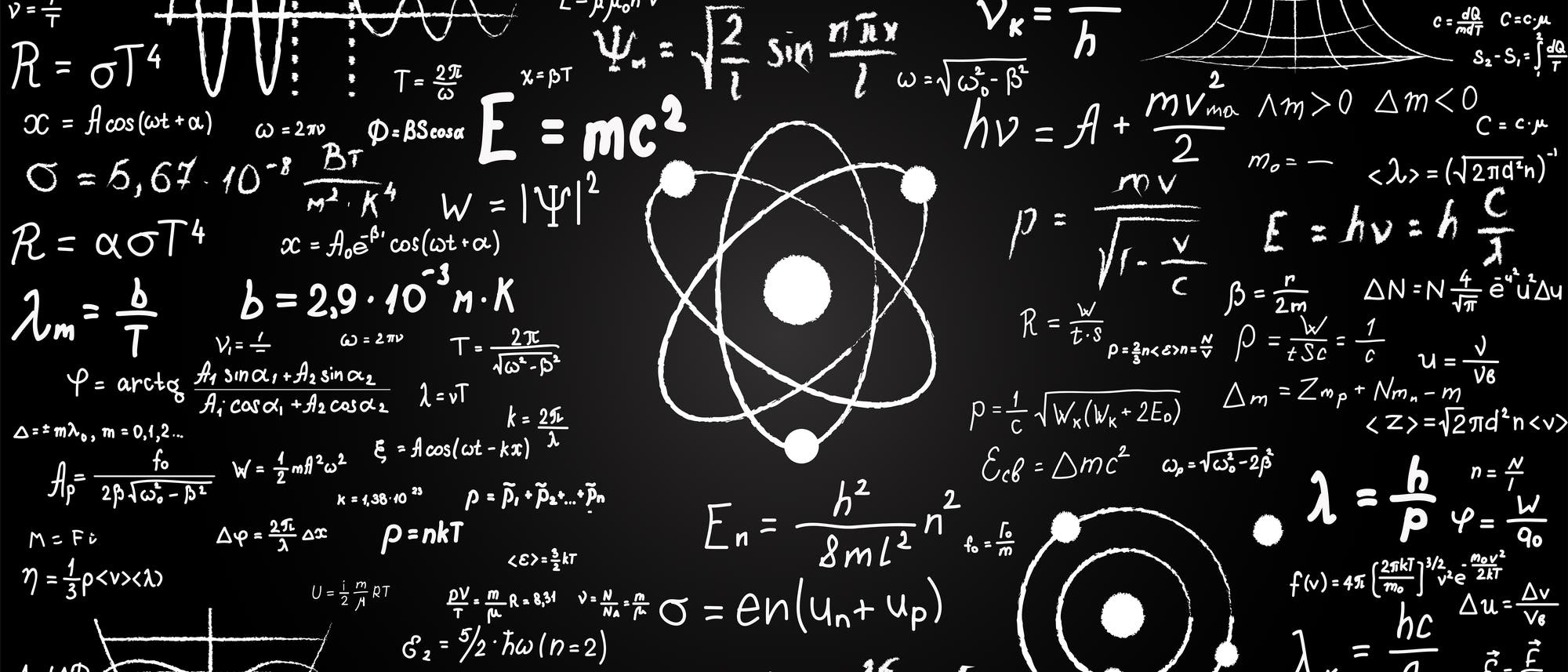 Tafel mit zufällig zusammengewürfelten physikalischen Formeln und Zeichnungen. Tafel mit zufällig zusammengewürfelten physikalischen Formeln und Zeichnungen.