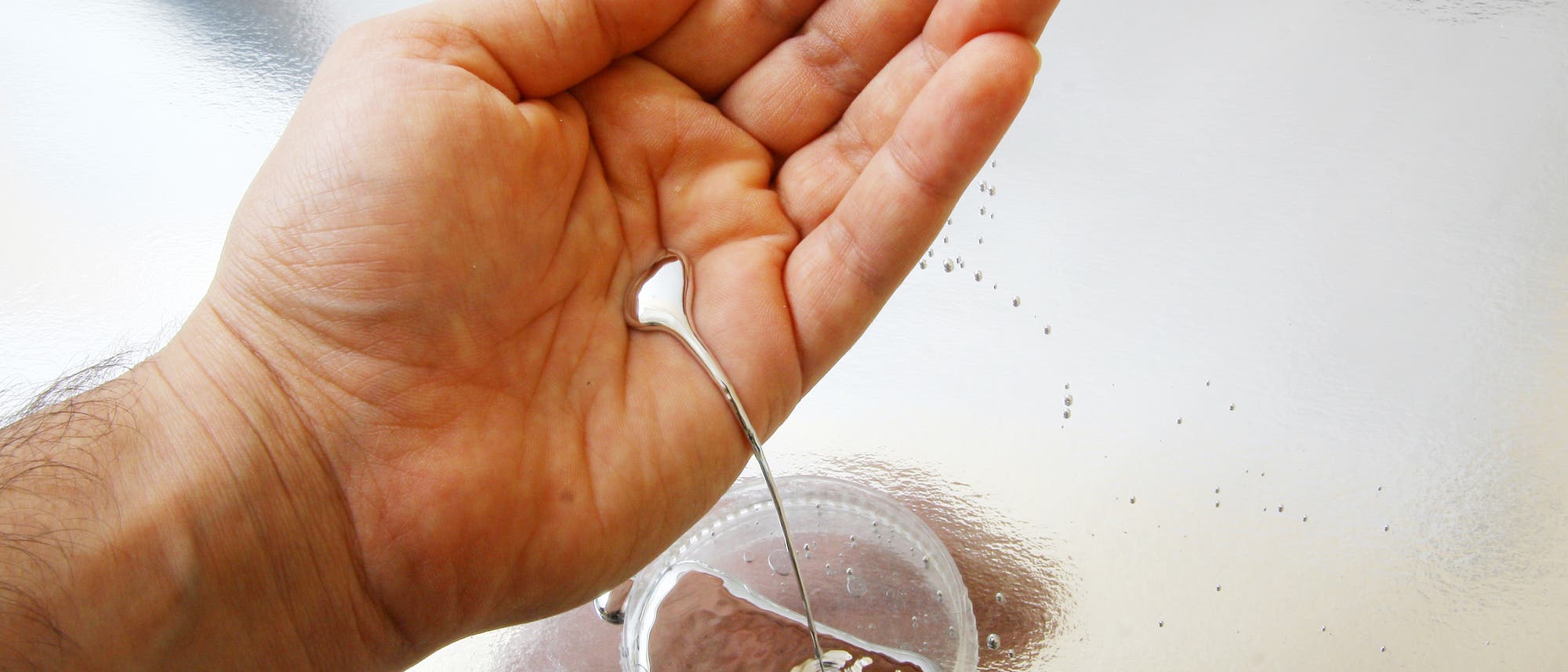 Aus der Rubrik: Dinge, die man nicht tun sollte. Jemand hat sich das leicht flüchtige, erbgutschädigende und neurotoxische Schwermetall Quecksilber in die Hand gekippt und plörrt damit rum. Aus der Rubrik: Dinge, die man nicht tun sollte. Jemand hat sich das leicht flüchtige, erbgutschädigende und neurotoxische Schwermetall Quecksilber in die Hand gekippt und plörrt damit rum.