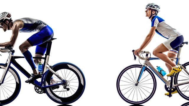 Wer sich in Rennfahrerhaltung auf sein Rad legt (links), bietet der Luft weniger frontale Angriffsfläche und wird zudem besser von ihr umströmt als jemand, der aufrecht im Sattel sitzt (rechts). Die aerodynamischen Vorteile gehen allerdings auf Kosten der Bequemlichkeit.