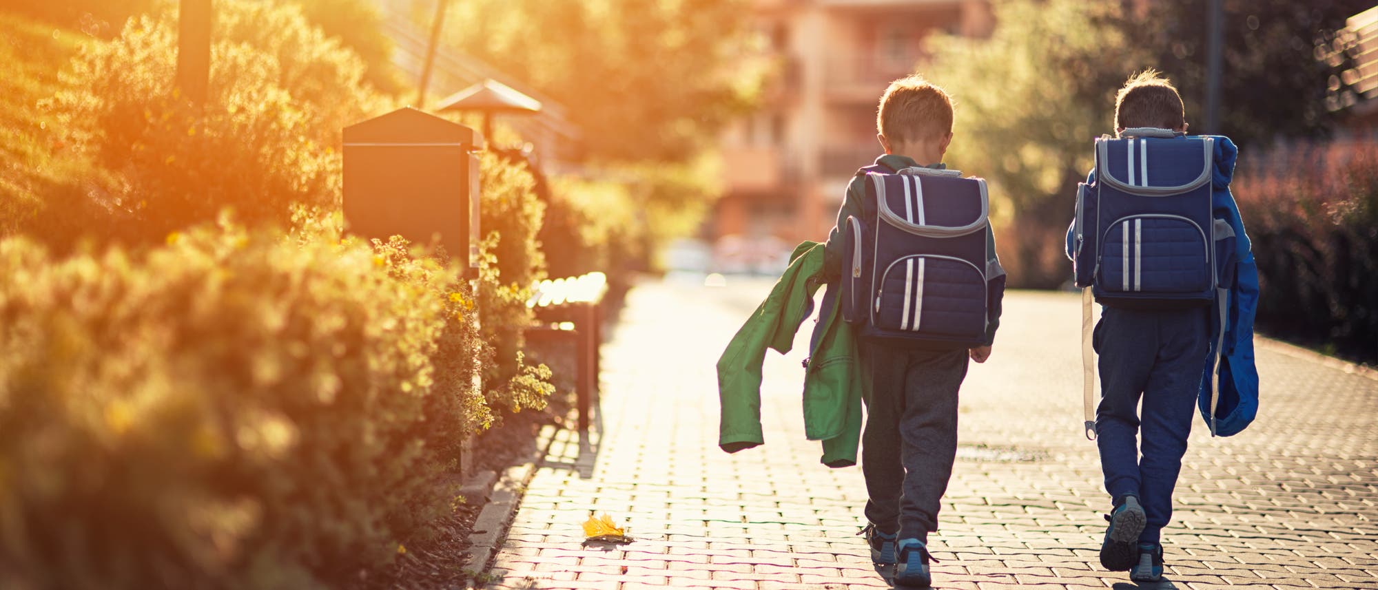 Zwei Jungen auf dem Weg von der Schule nach Hause Zwei Jungen auf dem Weg von der Schule nach Hause