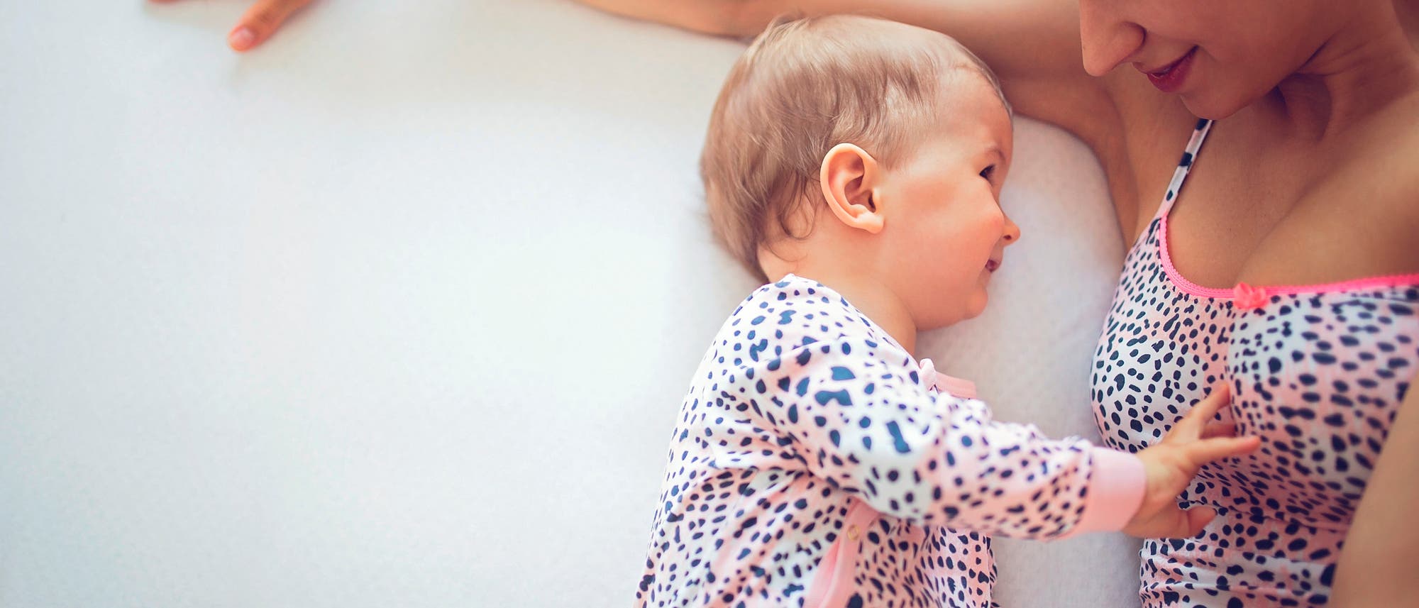 Säugling mit Mutter Säugling mit Mutter