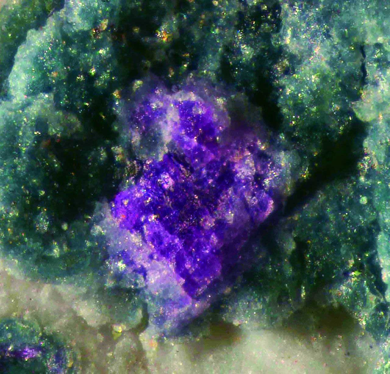 Putnisit auf vulkanischem Wirtsgestein Putnisit auf vulkanischem Wirtsgestein