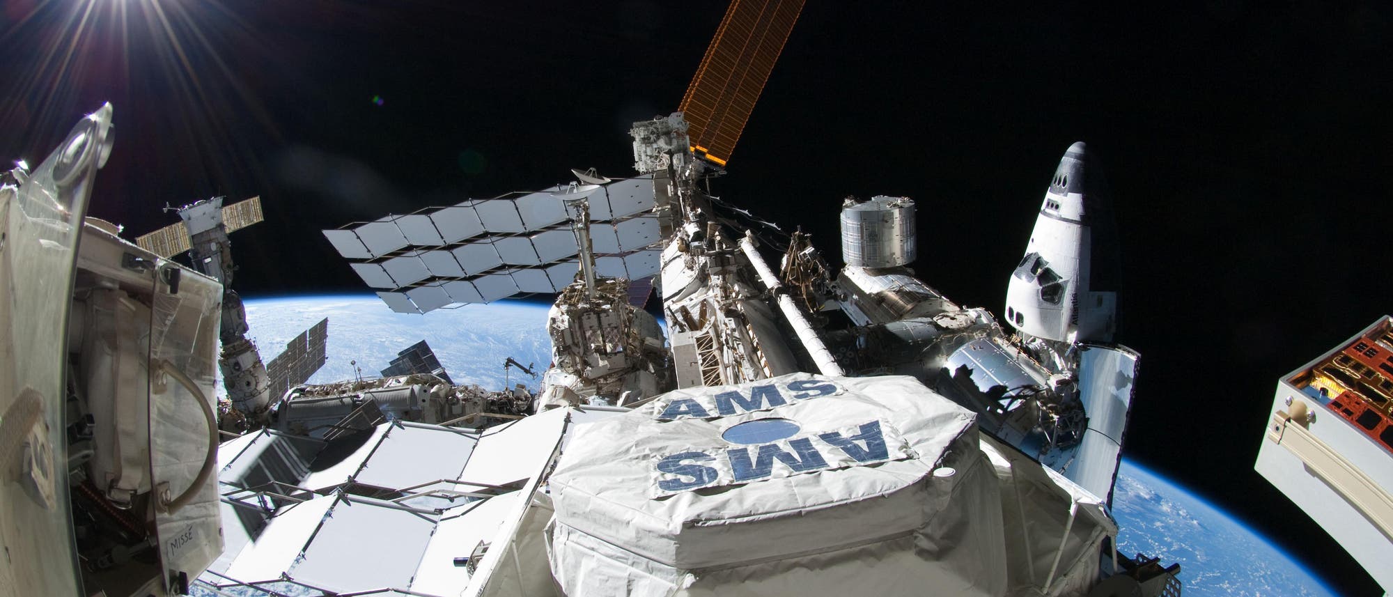 Seit 2011 misst das AMS-Experiment an Bord der Internationalen Raumstation ISS die kosmische Strahlung, die sich aus einer Vielzahl von Teilchen zusammensetzt. Seit 2011 misst das AMS-Experiment an Bord der Internationalen Raumstation ISS die kosmische Strahlung, die sich aus einer Vielzahl von Teilchen zusammensetzt.