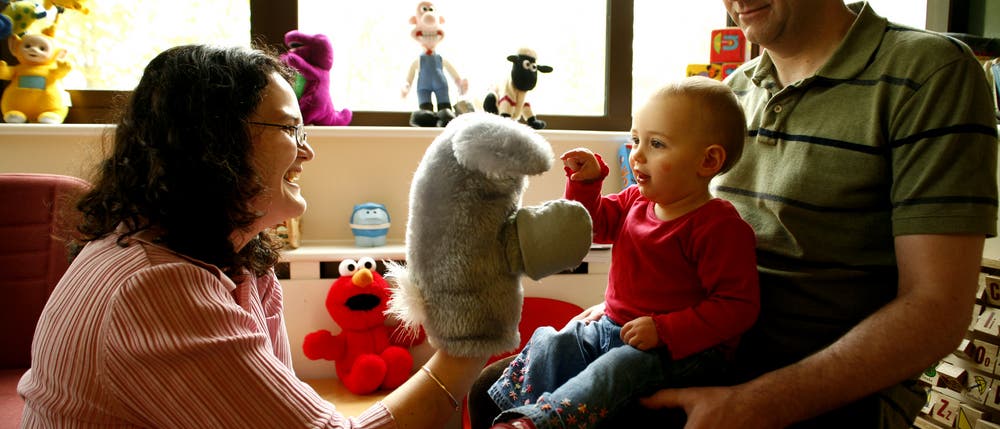 Jane Herbert spielt mit der Handpuppe vor Jane Herbert spielt mit der Handpuppe vor