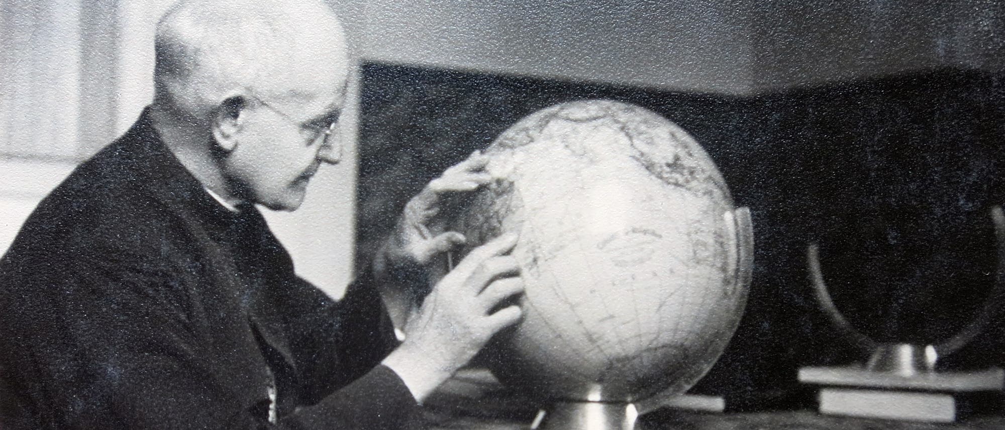 Pater Josef Fischer S.J. in einem Foto von 1937 Pater Josef Fischer S.J. in einem Foto von 1937