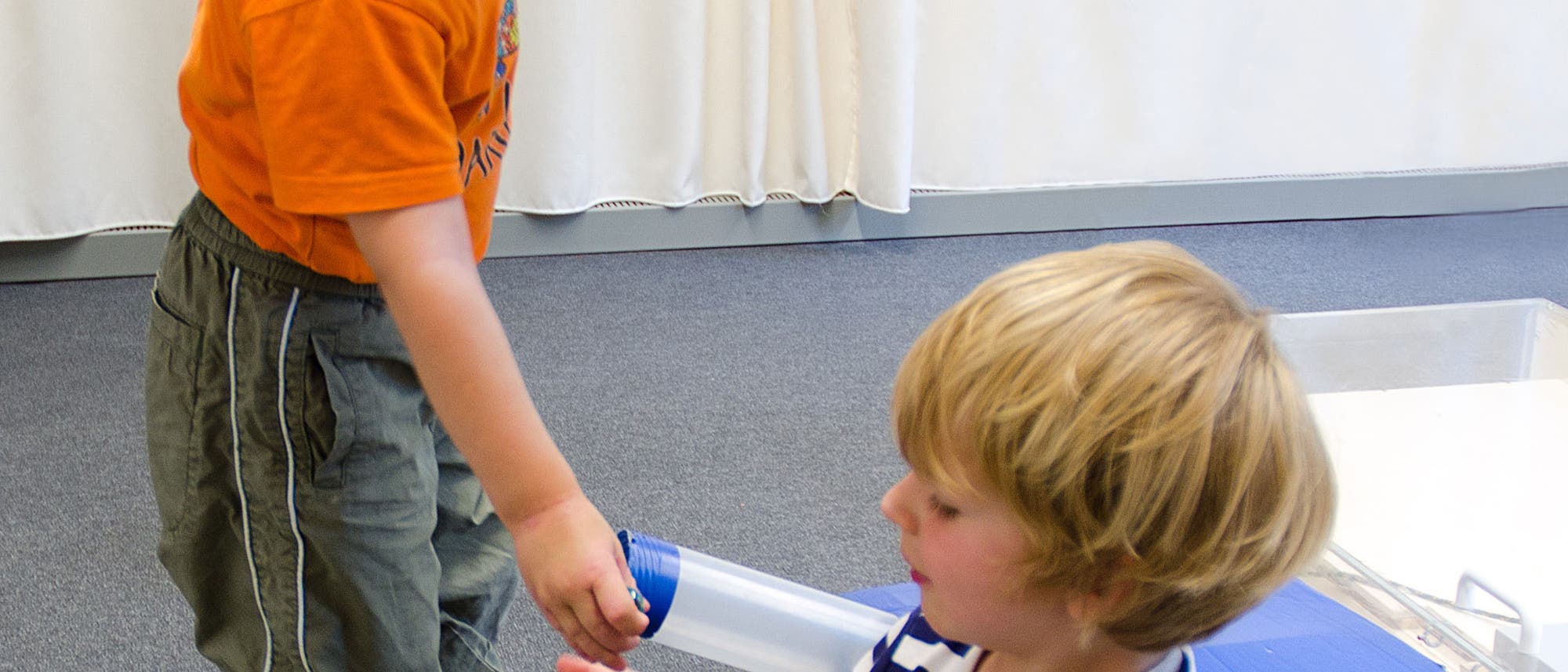 Kinder teilen Murmeln nach Zusammenarbeit Kinder teilen Murmeln nach Zusammenarbeit