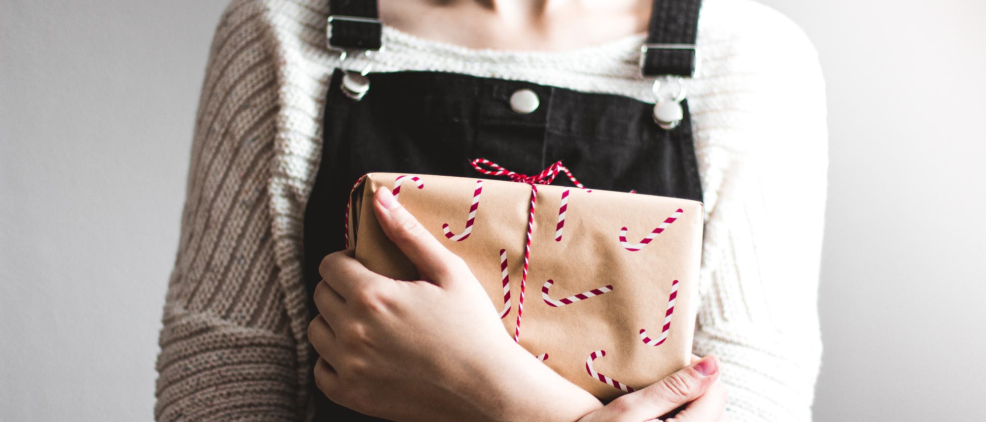 Dass Coronaviren an Weihnachten durch Karten oder verpackte Geschenke übertragen werden, ist laut Experten »vollkommen irreal«. Dass Coronaviren an Weihnachten durch Karten oder verpackte Geschenke übertragen werden, ist laut Experten »vollkommen irreal«.