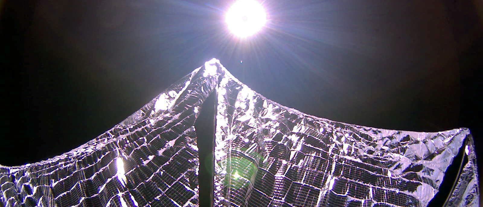 Der Minisatellit LightSail hat im Mai 2015 ein Foto seines aufgefalteten Sonnensegels zur Erde geschickt. Der Minisatellit LightSail hat im Mai 2015 ein Foto seines aufgefalteten Sonnensegels zur Erde geschickt.