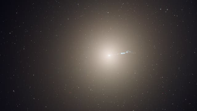 Die elliptische Galaxie Messier 87 im Sternbild Jungfrau (Virgo)