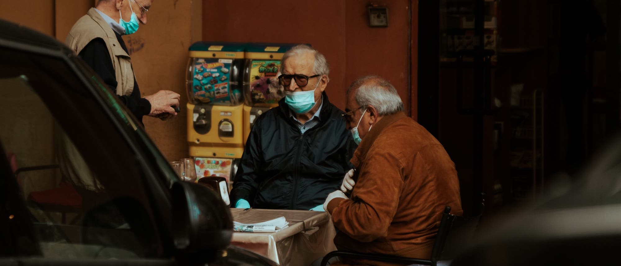 Masken können helfen, die Ausbreitung von Covid-19 zu verlangsamen. Wenn man sie richtig trägt. Masken können helfen, die Ausbreitung von Covid-19 zu verlangsamen. Wenn man sie richtig trägt.