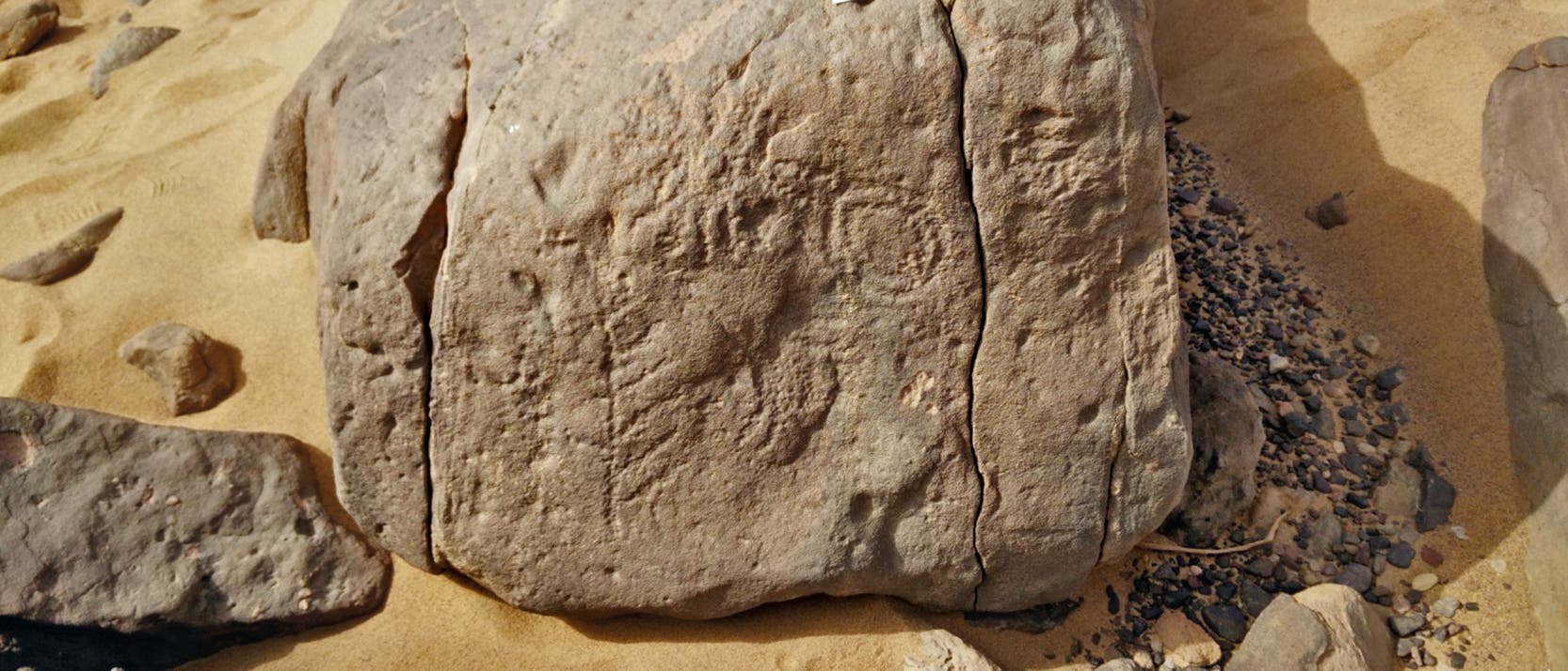 »Domäne des Horus-Königs Skorpion« steht auf der Felsinschrift, die Ägyptologen 2018 in einem Wadi östlich von Assuan entdeckten. »Domäne des Horus-Königs Skorpion« steht auf der Felsinschrift, die Ägyptologen 2018 in einem Wadi östlich von Assuan entdeckten.