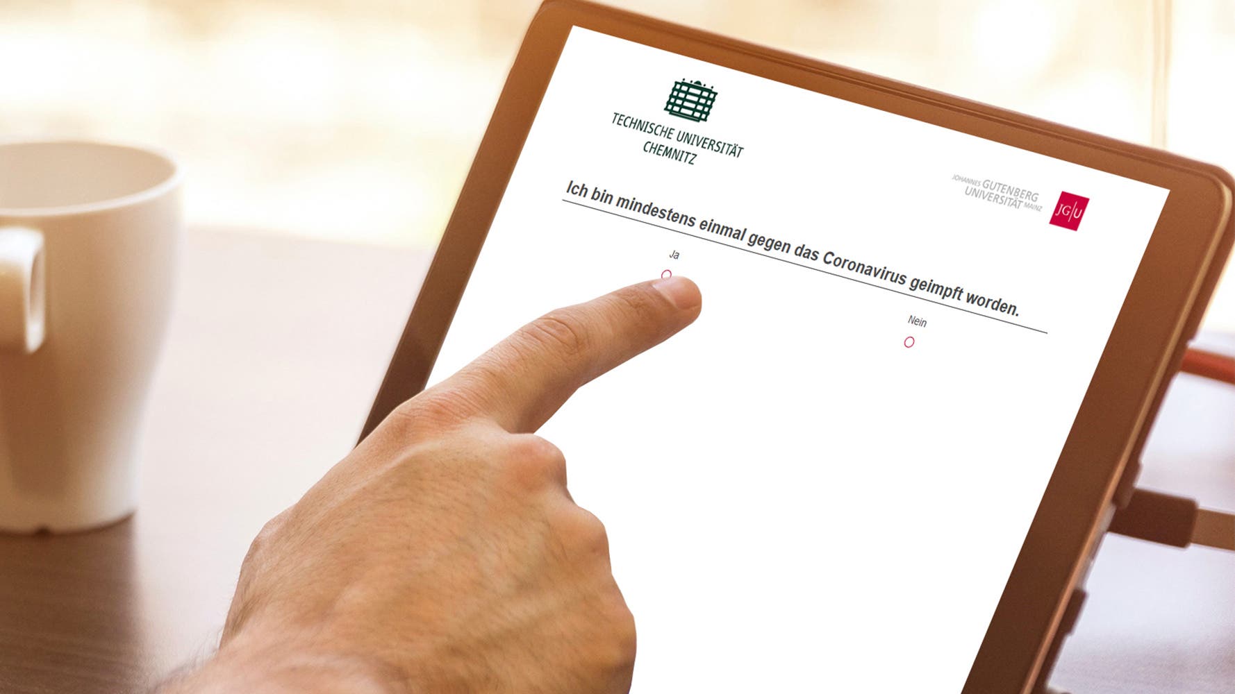 Auf einem Bildschirm fragt die Online-Studie der TU Chemnitz nach dem Impfstatus
