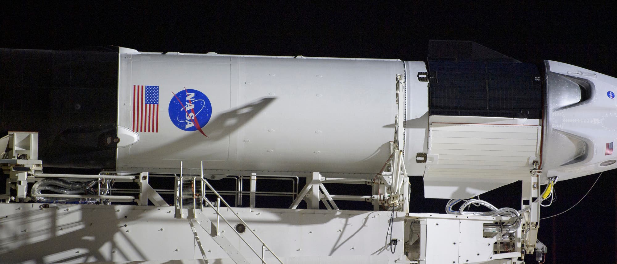Falcon-9-Rakete mit Crew-Dragon-Kapsel Falcon-9-Rakete mit Crew-Dragon-Kapsel