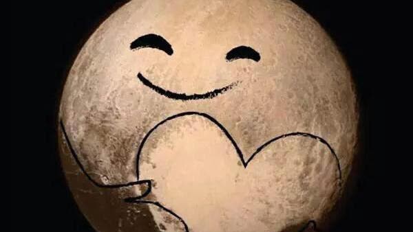 Pluto-Herz-Mem: Herz und Gesichtszüge skizziert, Überschrift: "Dear earth, thanks for visiting! Love, Pluto"