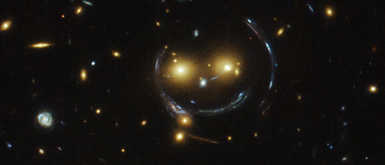 Eine Gravitationslinse als Smiley Eine Gravitationslinse als Smiley